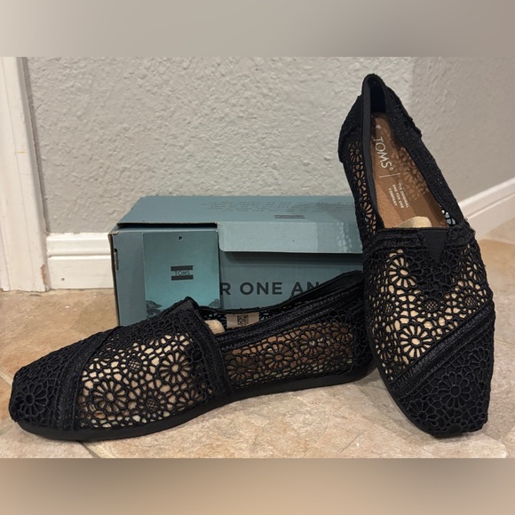 TOMS Women's Black Floral Crochet Flats New in Box - Picture 1 of 6